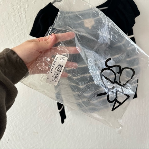 Black Chaser Stripe Ruffle Knit Sweater On or Off Shoulder Size Large - Picture 5 of 5